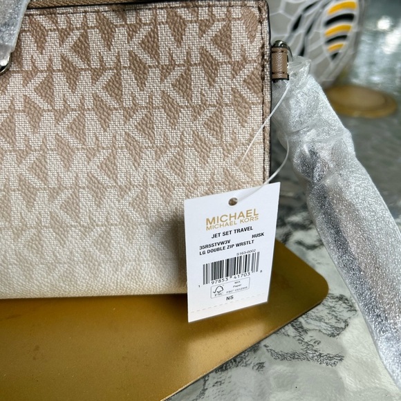 NWT-Michael Kors Cream and Tan Wristlet Jet set Travel - Picture 7 of 9
